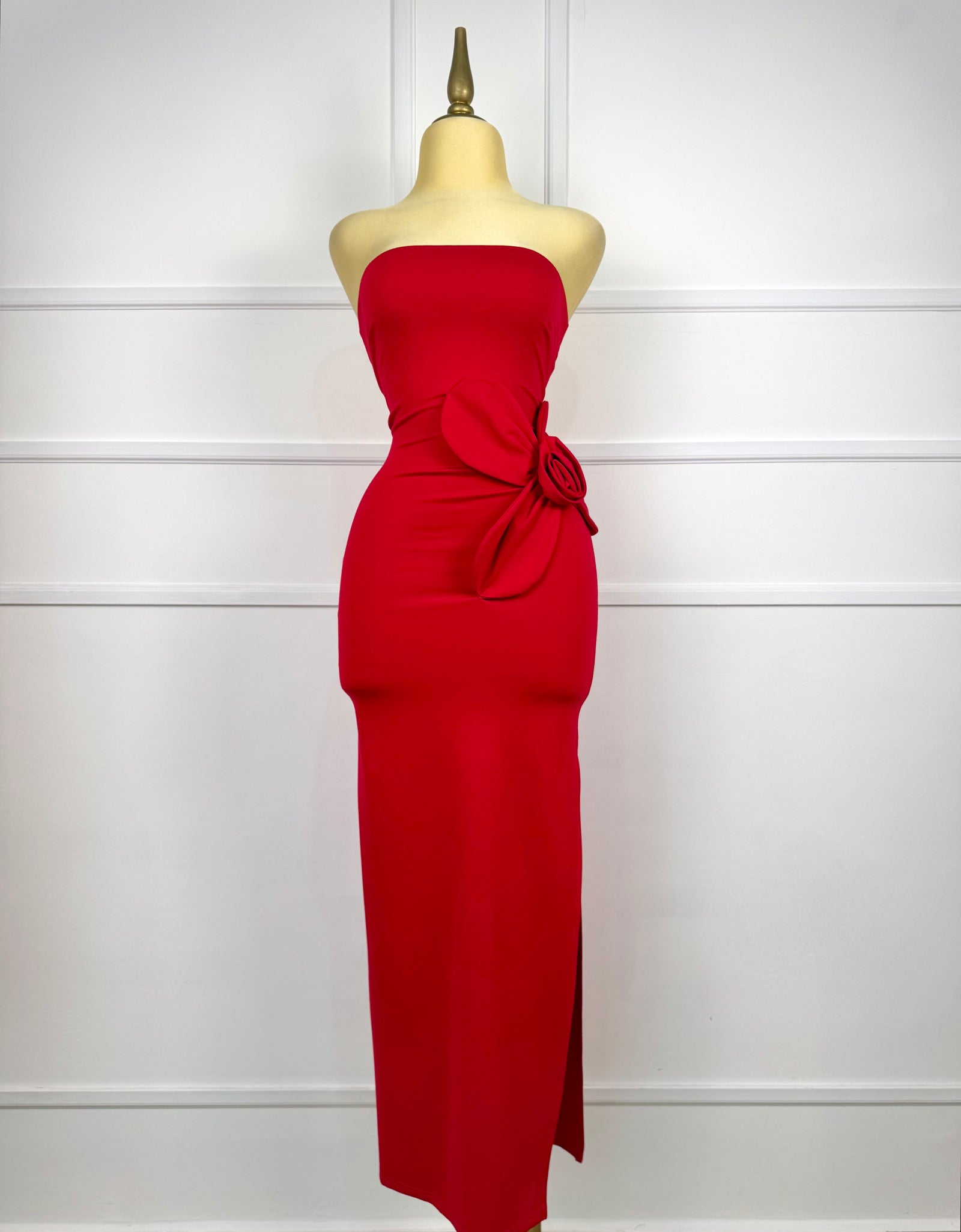 Vestido rojo strapless con flor