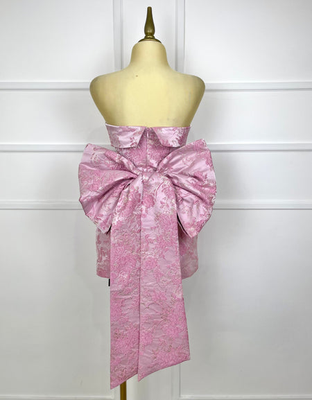 Vestido rosa con brocado y moño