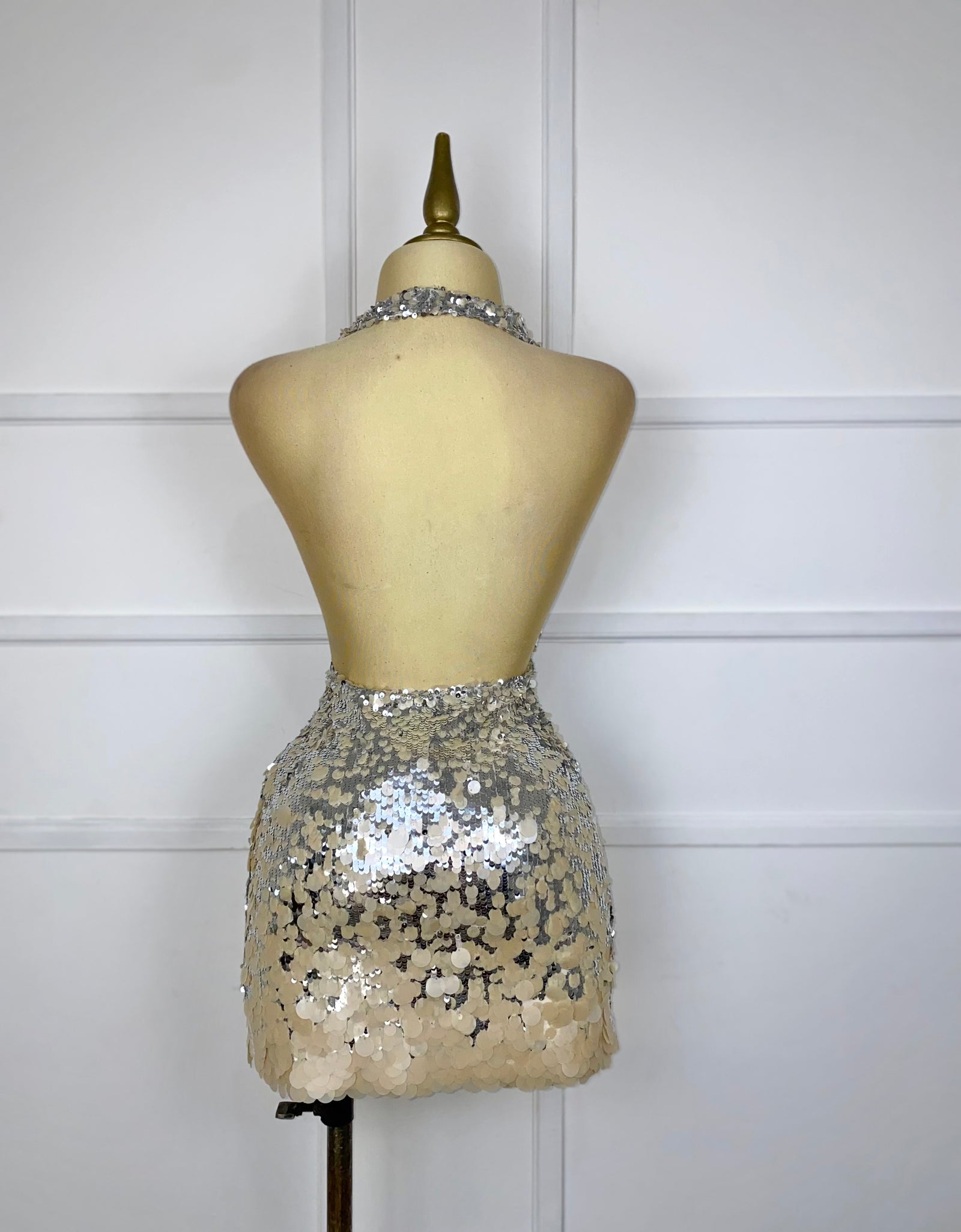 Vestido con lentejuelas plata y beige