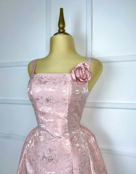 Vestido rosa midi brocado con cordones y clip de flor