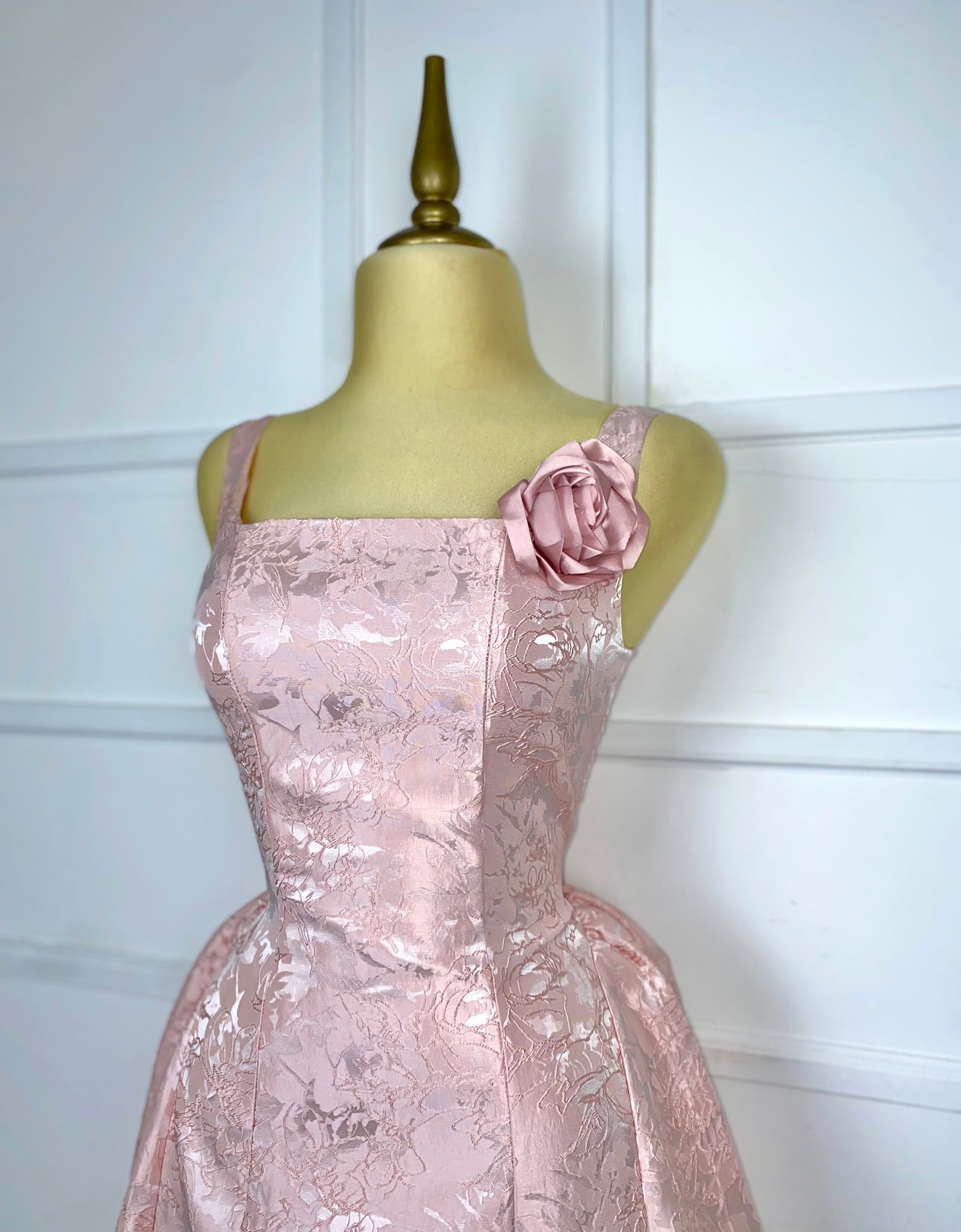 Vestido rosa midi brocado con cordones y clip de flor
