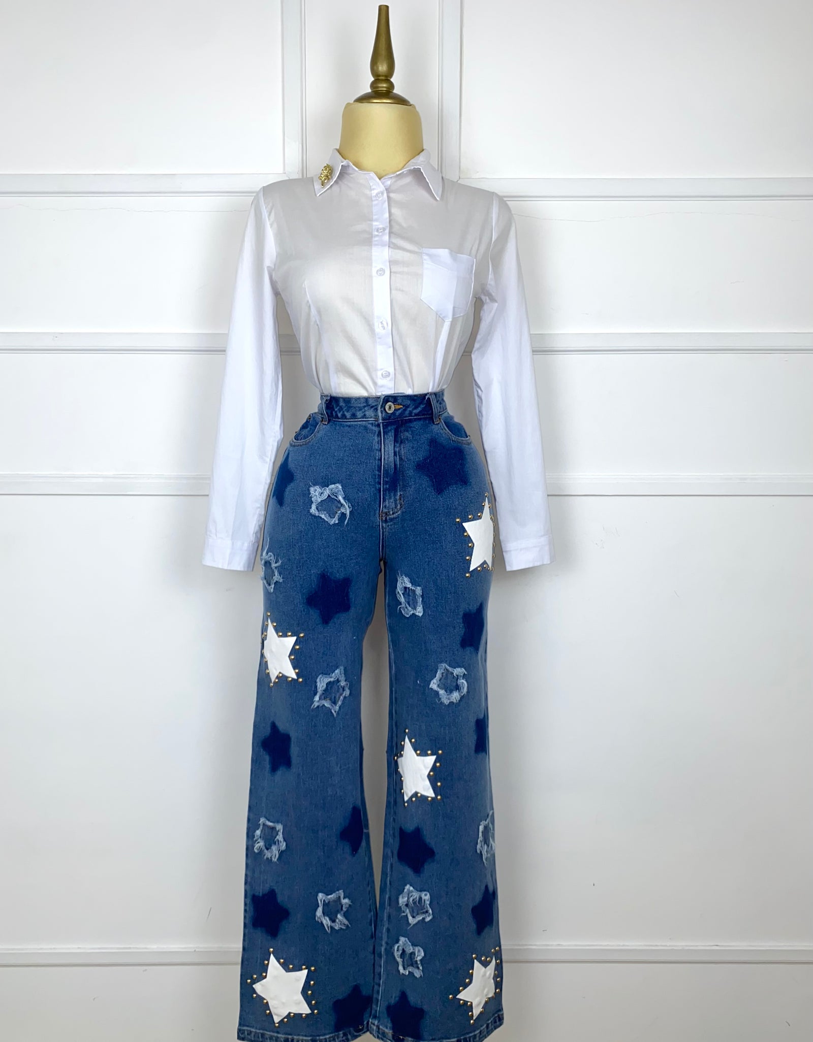 Pantalón de mezclilla con estrellas y estoperoles
