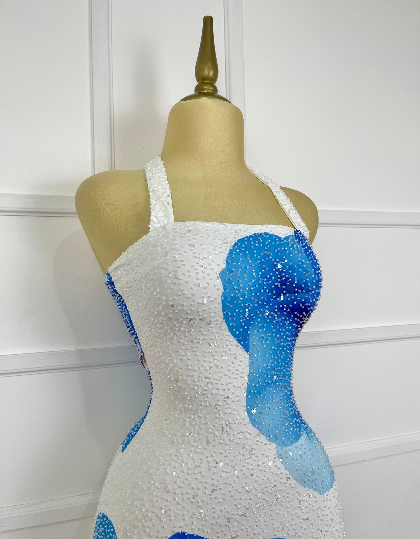 Vestido corto blanco con flores azules