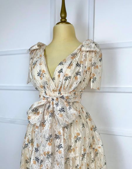 Vestido beige encaje con flores y listón