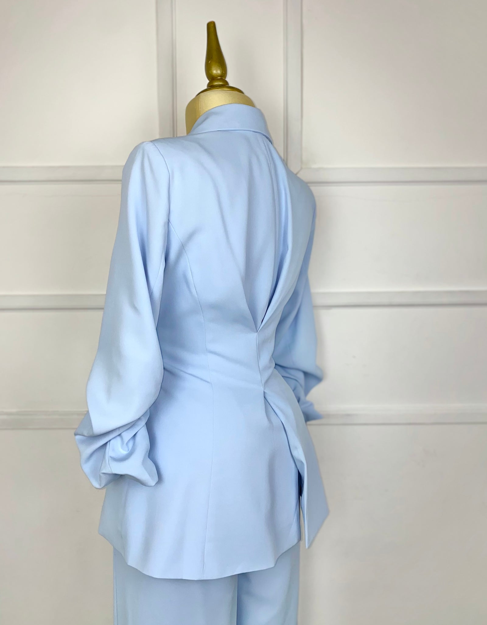 Traje baby blue asimétrico