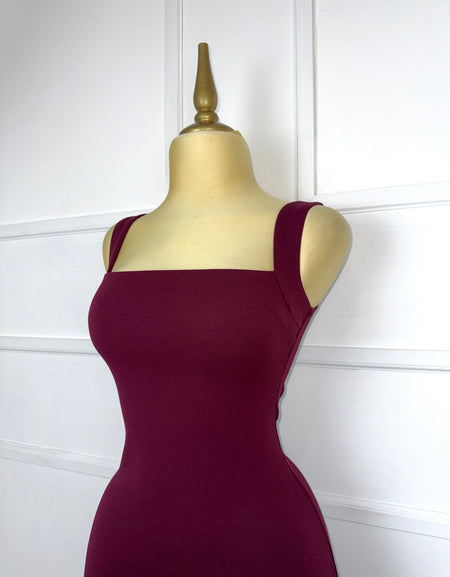 Vestido corto tinto con abertura
