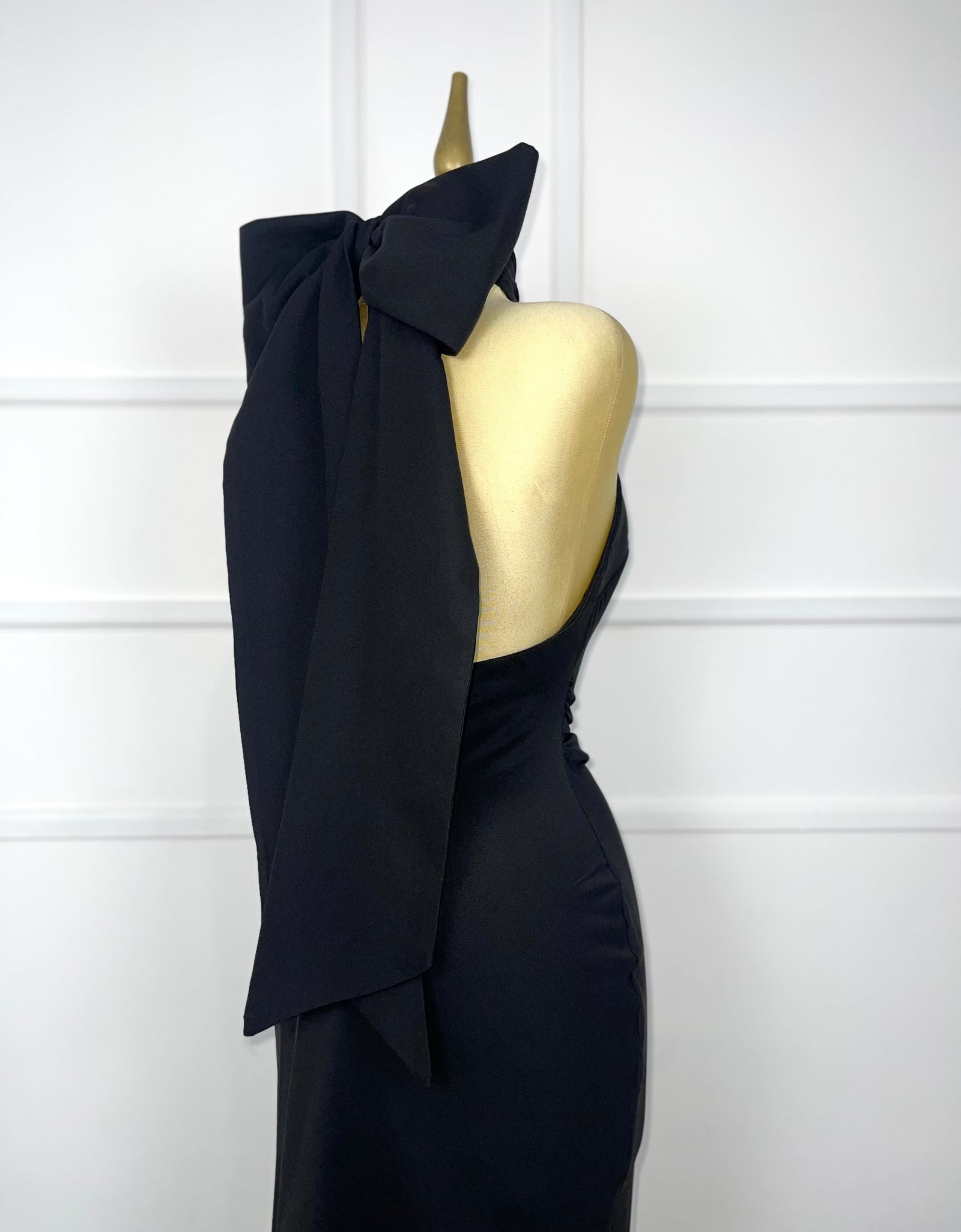 Vestido largo negro con moño