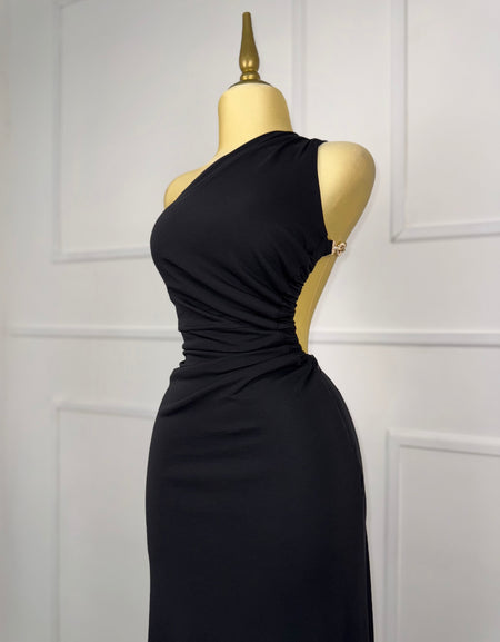 Vestido negro con cadena dorada