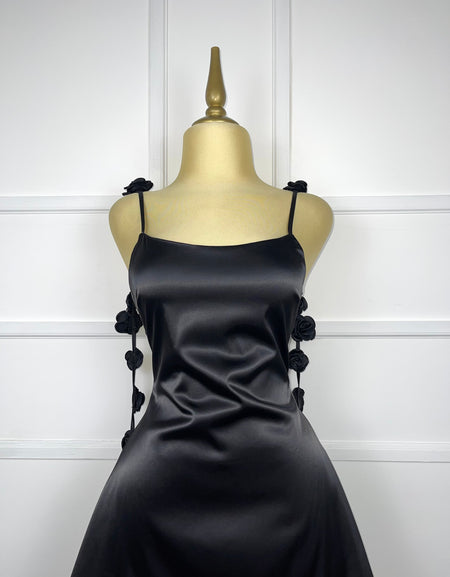 Vestido negro satín con flores