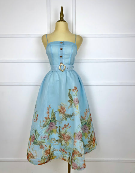 Vestido azul con flores y cinto