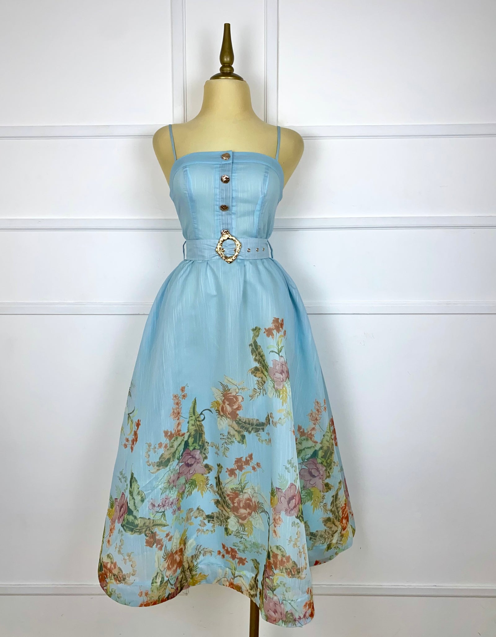 Vestido azul con flores y cinto