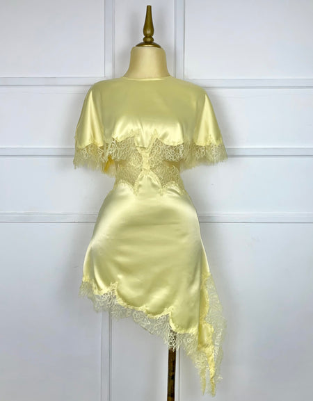 Vestido amarillo satín con encaje