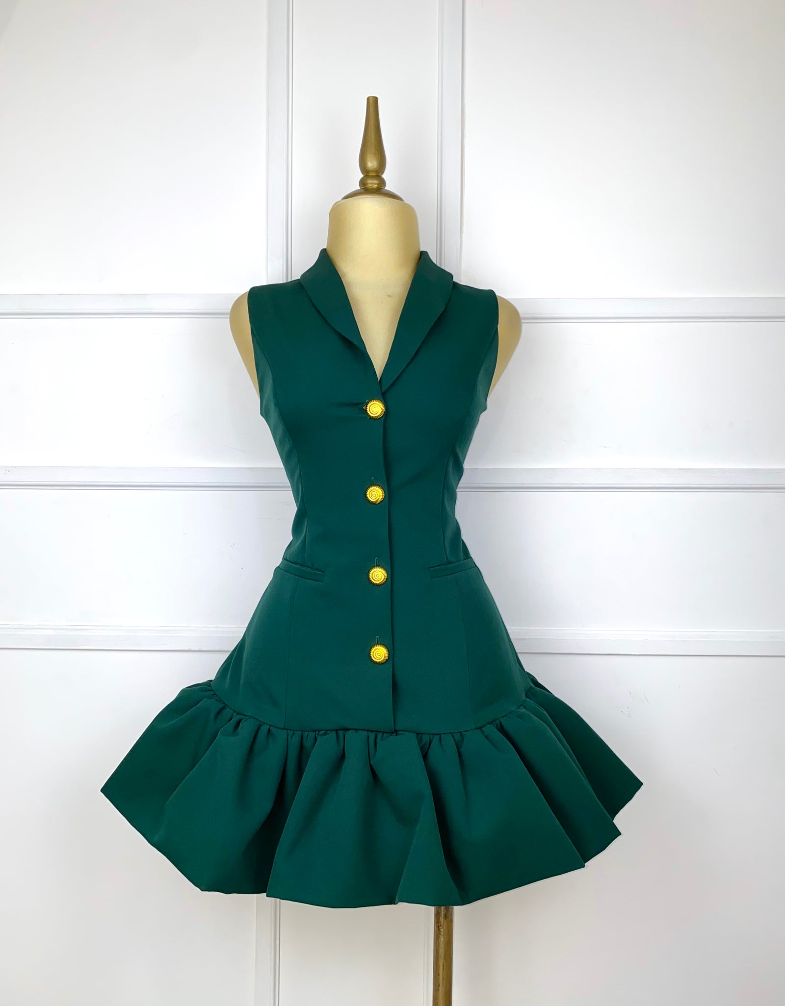 Vestido verde con botones dorados