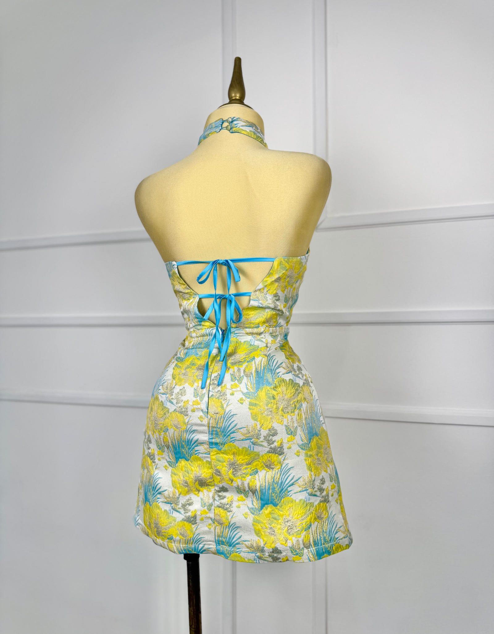 Vestido azul con flores amarillas