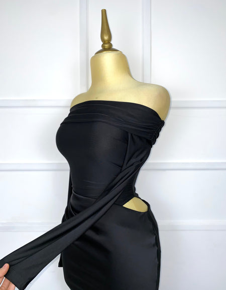 Vestido negro liso (bodysuit por debajo)