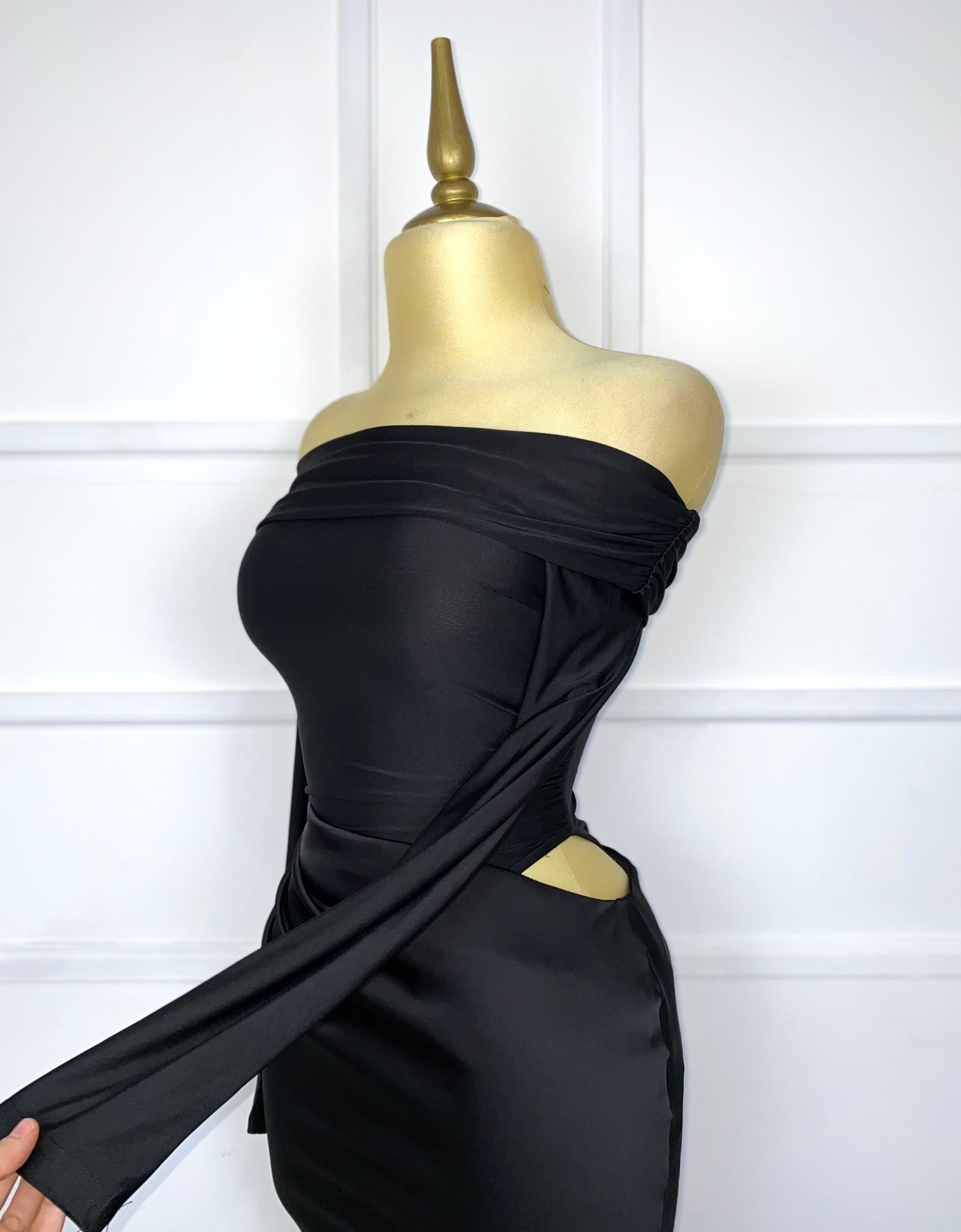 Vestido negro liso (bodysuit por debajo)