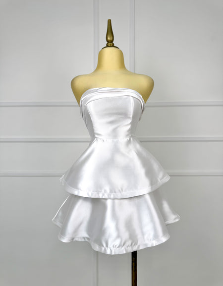 Vestido blanco strapless con olan