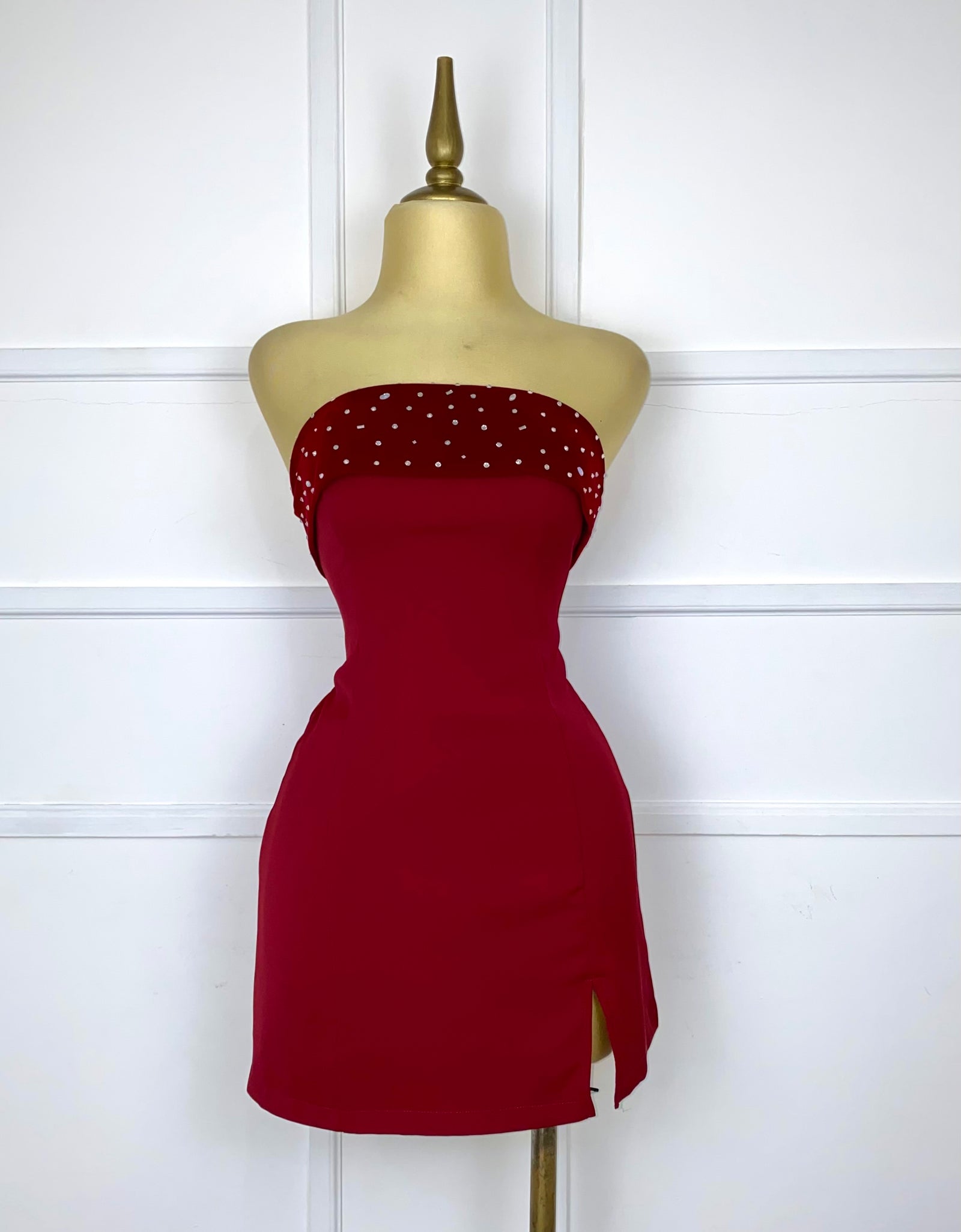 Vestido tinto strapless con pedrería plata