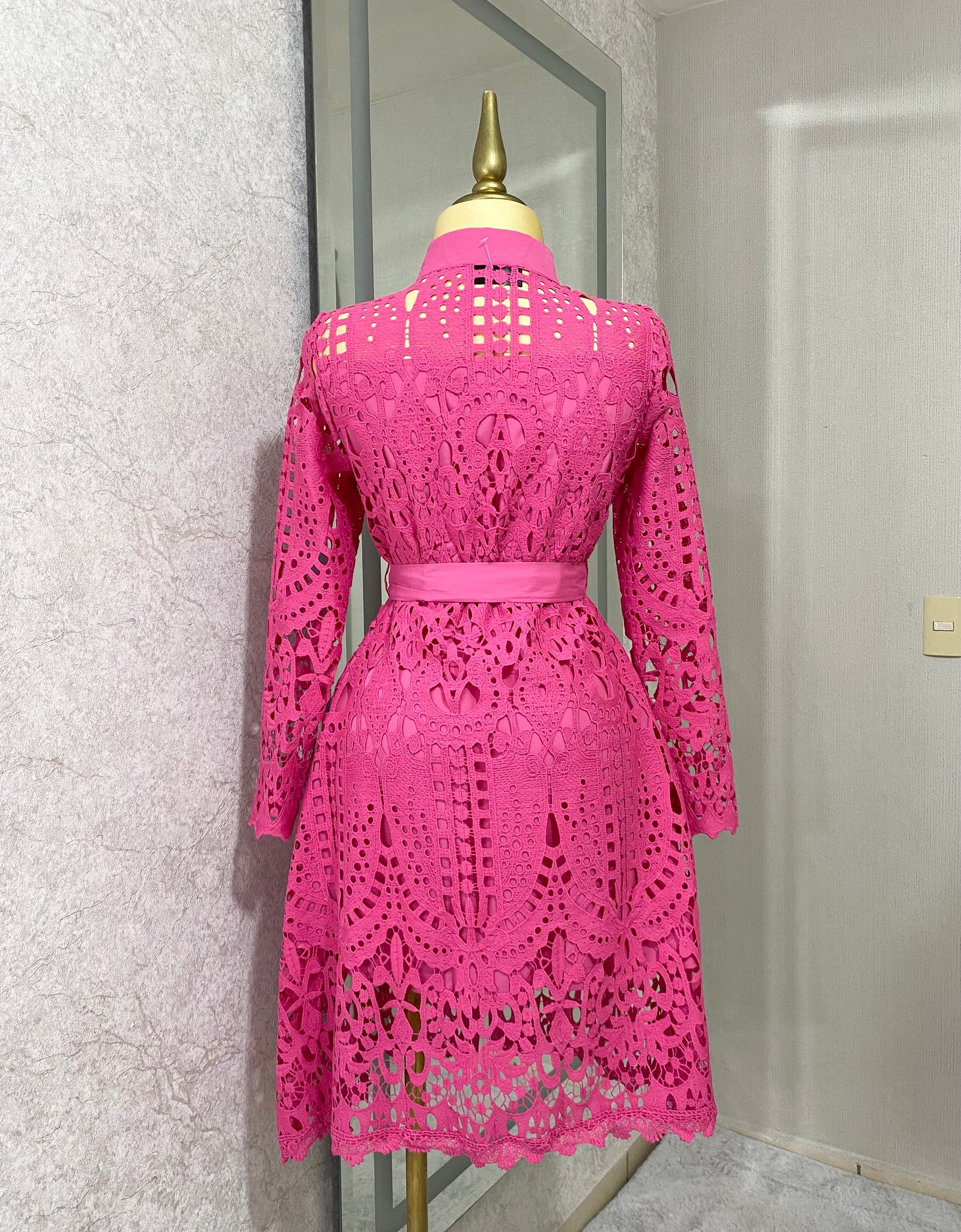 Vestido rosa guipur con listón