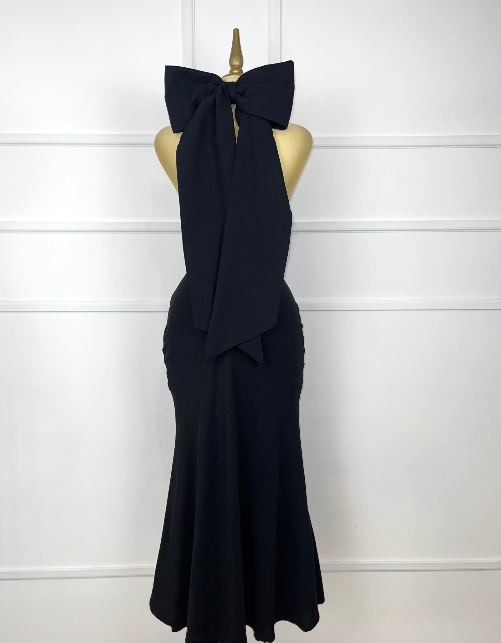 Vestido largo negro con moño