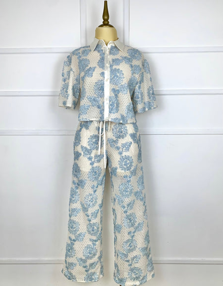 Set blanco tejido con flores azules lentejuelas