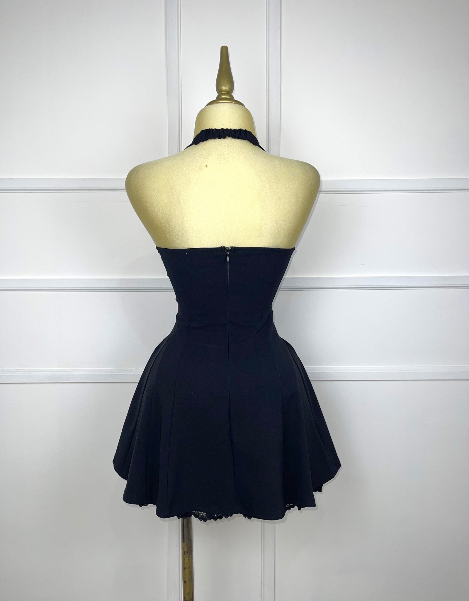 Vestido corto negro con encaje