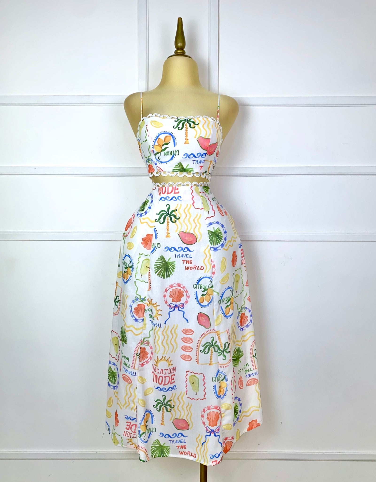 Set blanco con estampado tropical