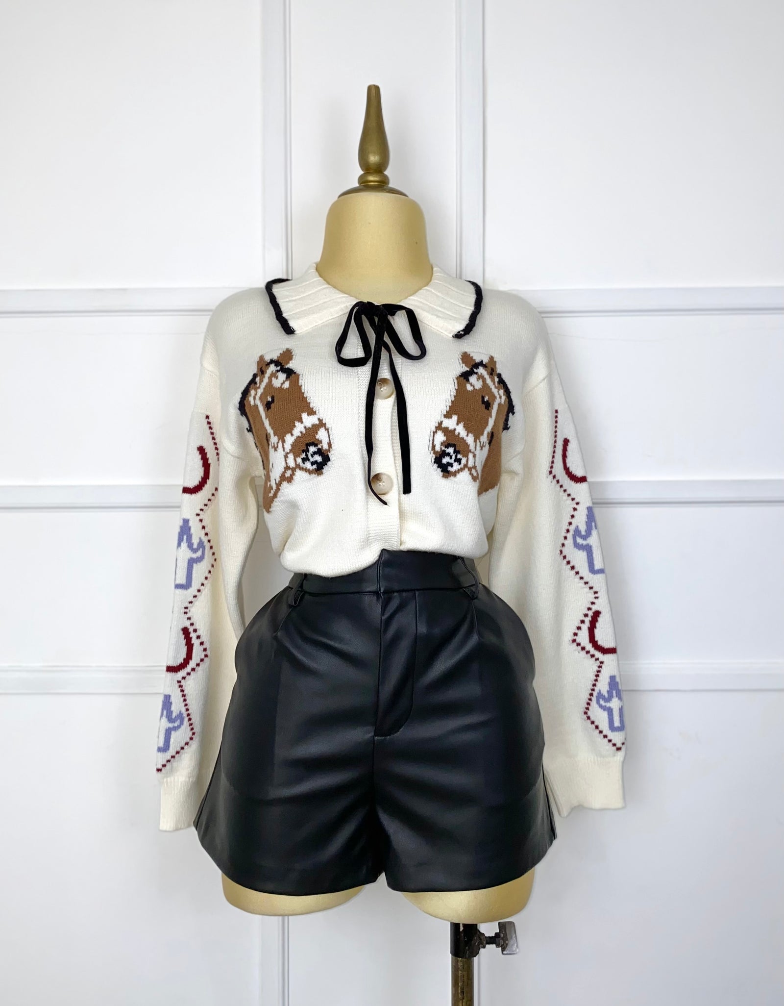 Suéter estampado caballos con listones