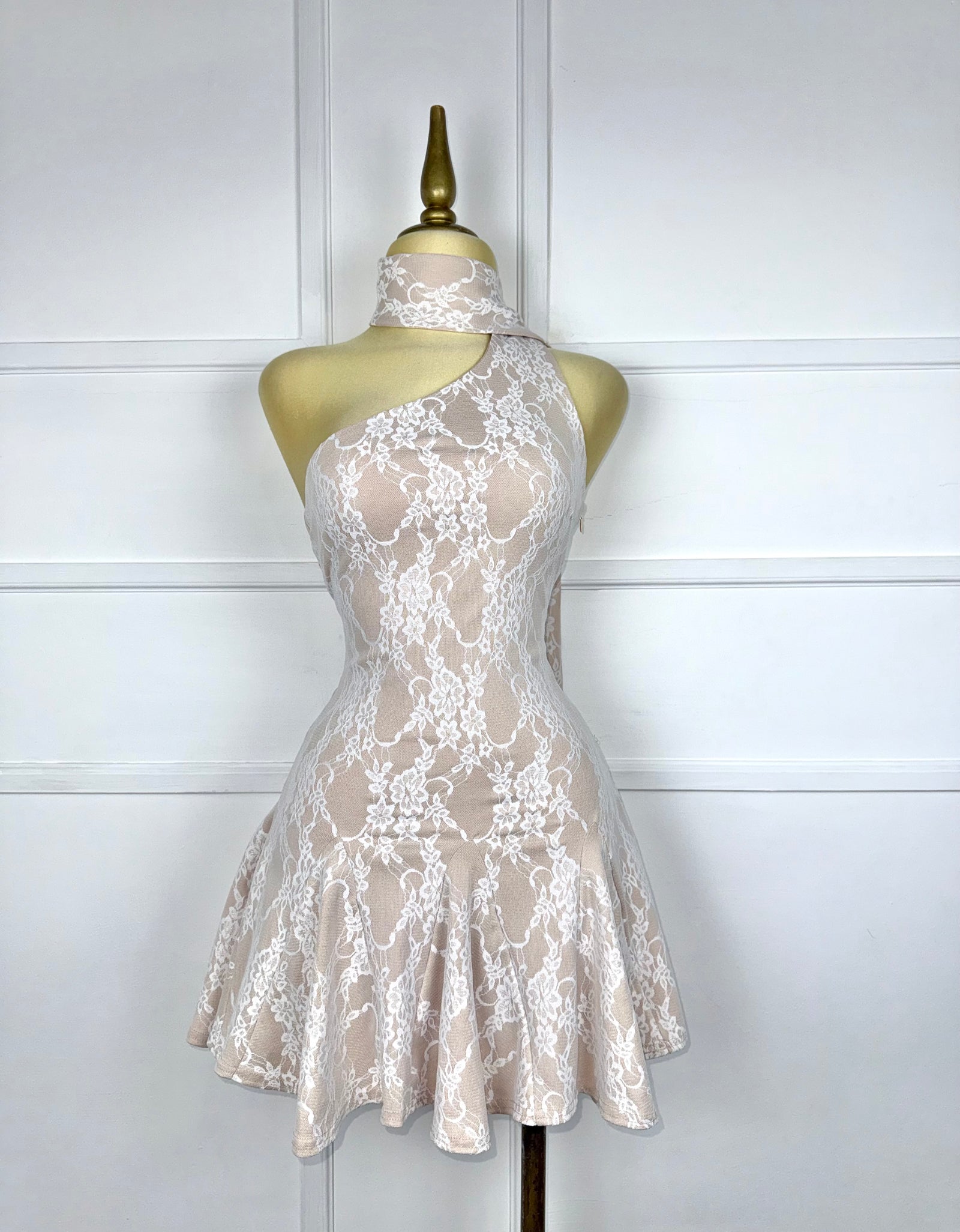 Vestido nude encaje blanco