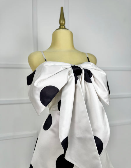 Vestido blanco con lunares y moño