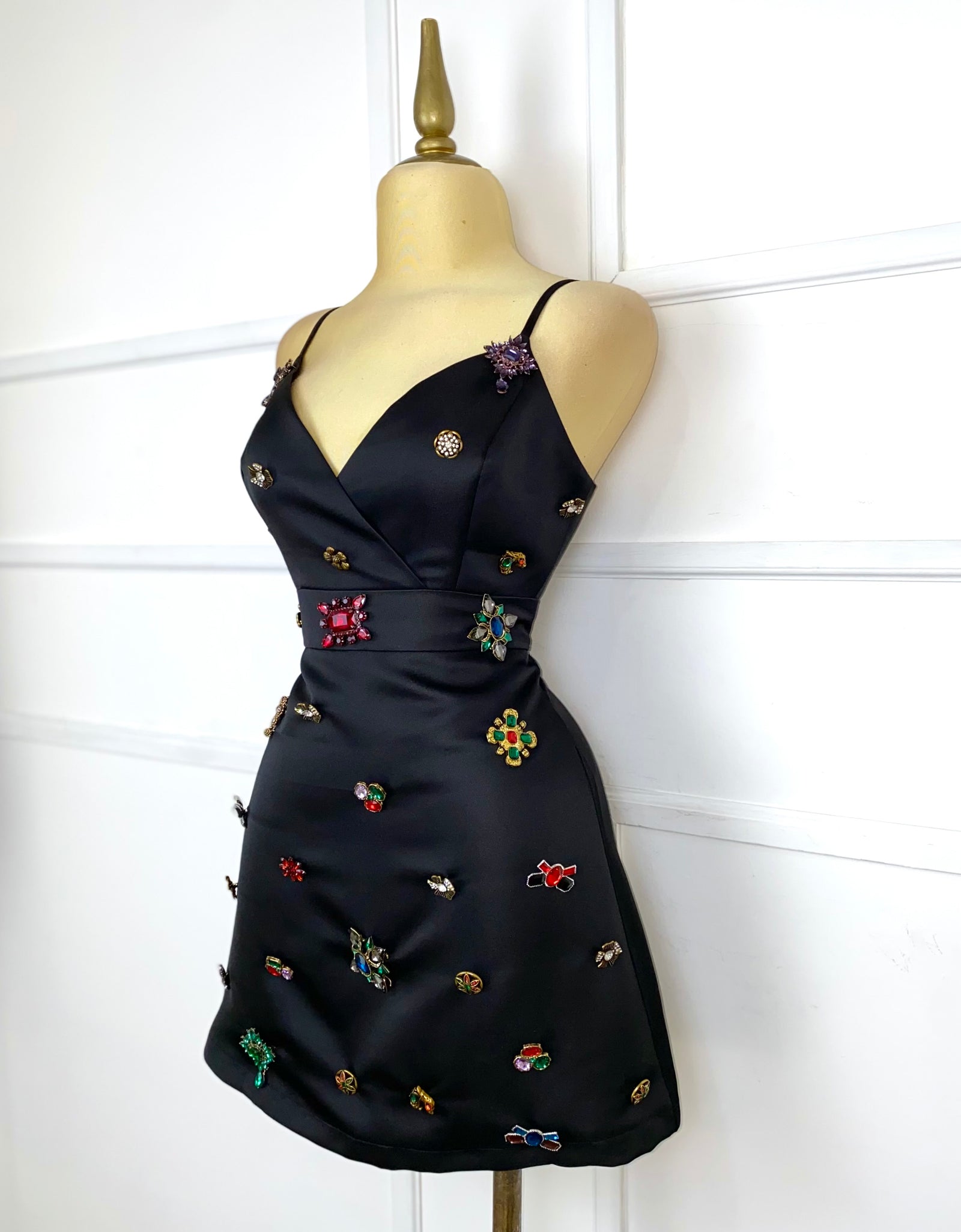 Vestido negro corto con botones de pedrería