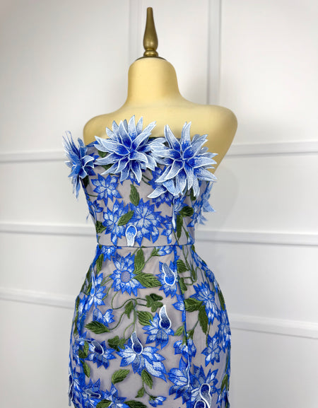 Vestido largo strapless con flores azules