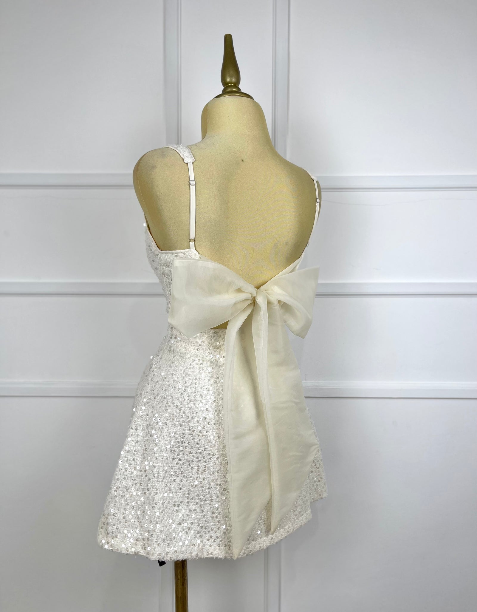 Vestido beige tweed lentejuelas y moño tul