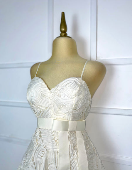 Vestido beige con flores y textura