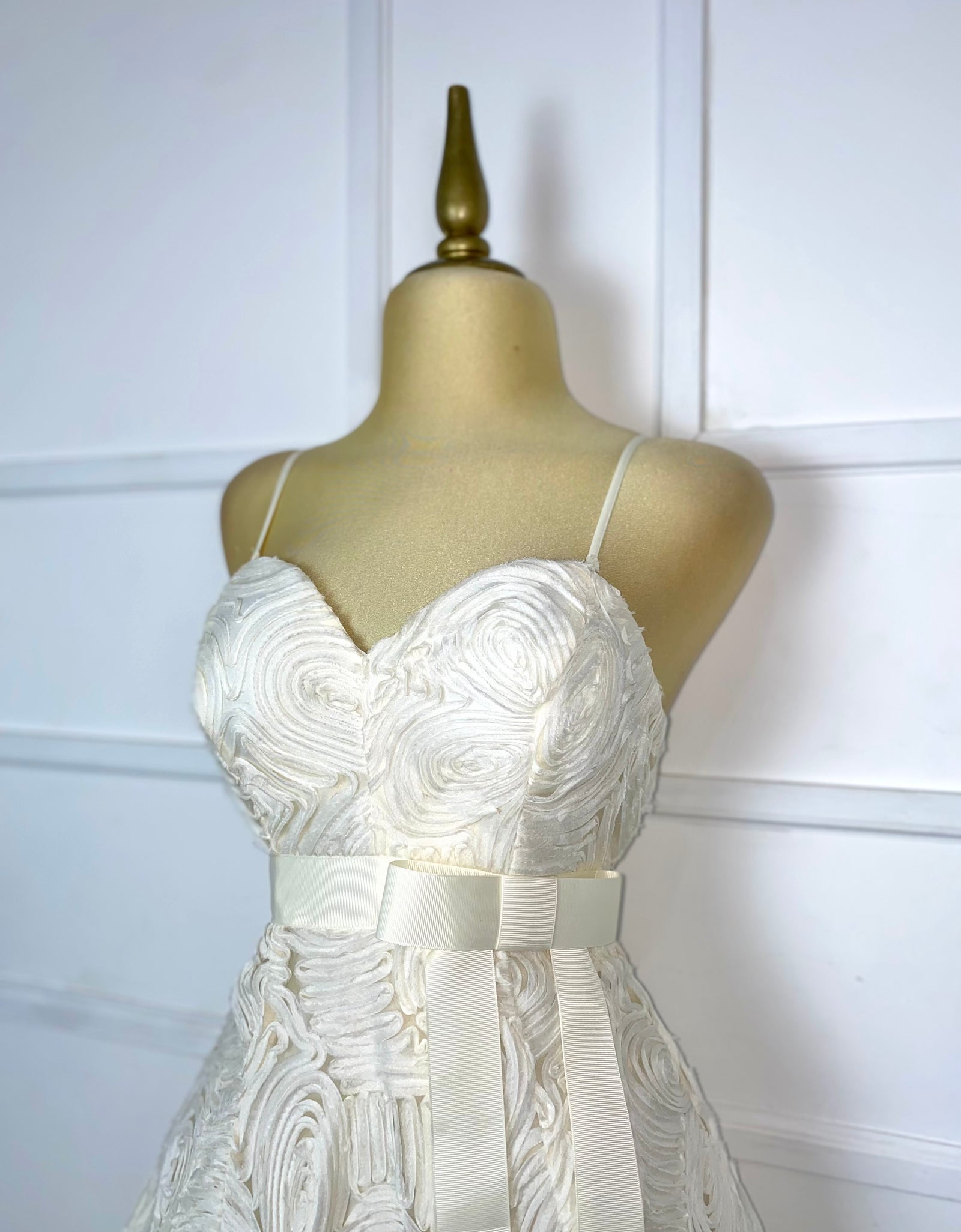 Vestido beige con flores y textura