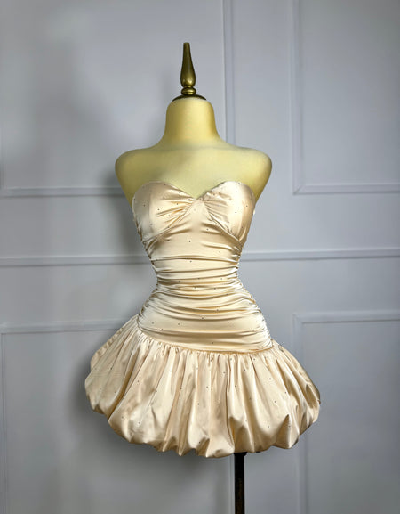 Vestido crema satinado strapless con pedrería