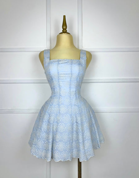 Vestido azul cielo flores beige tejidas