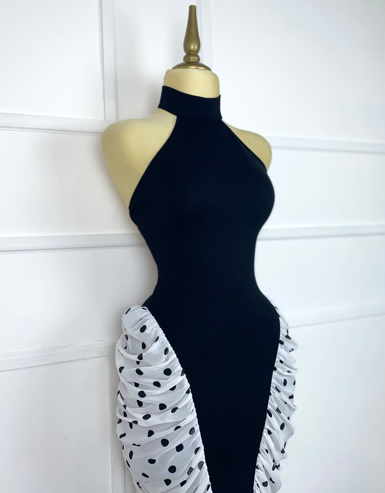 Vestido negro drapeado polka dots