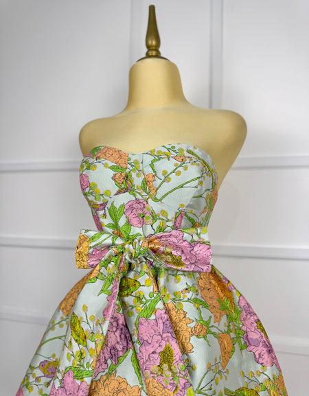 Vestido strapless con flores