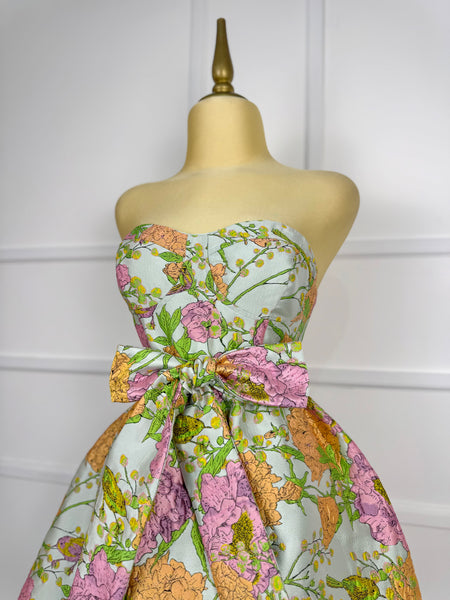 Vestido strapless con flores