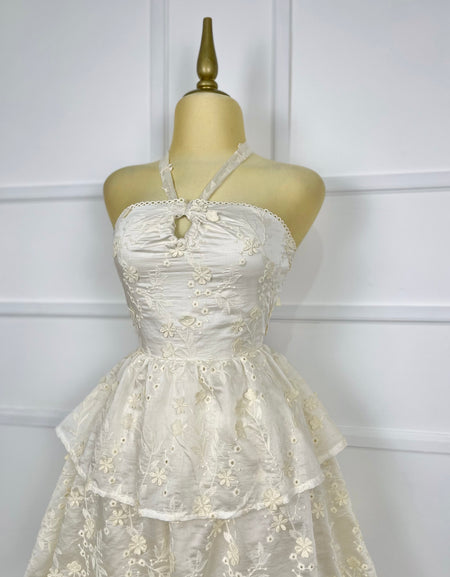 Vestido crema con flores y olanes