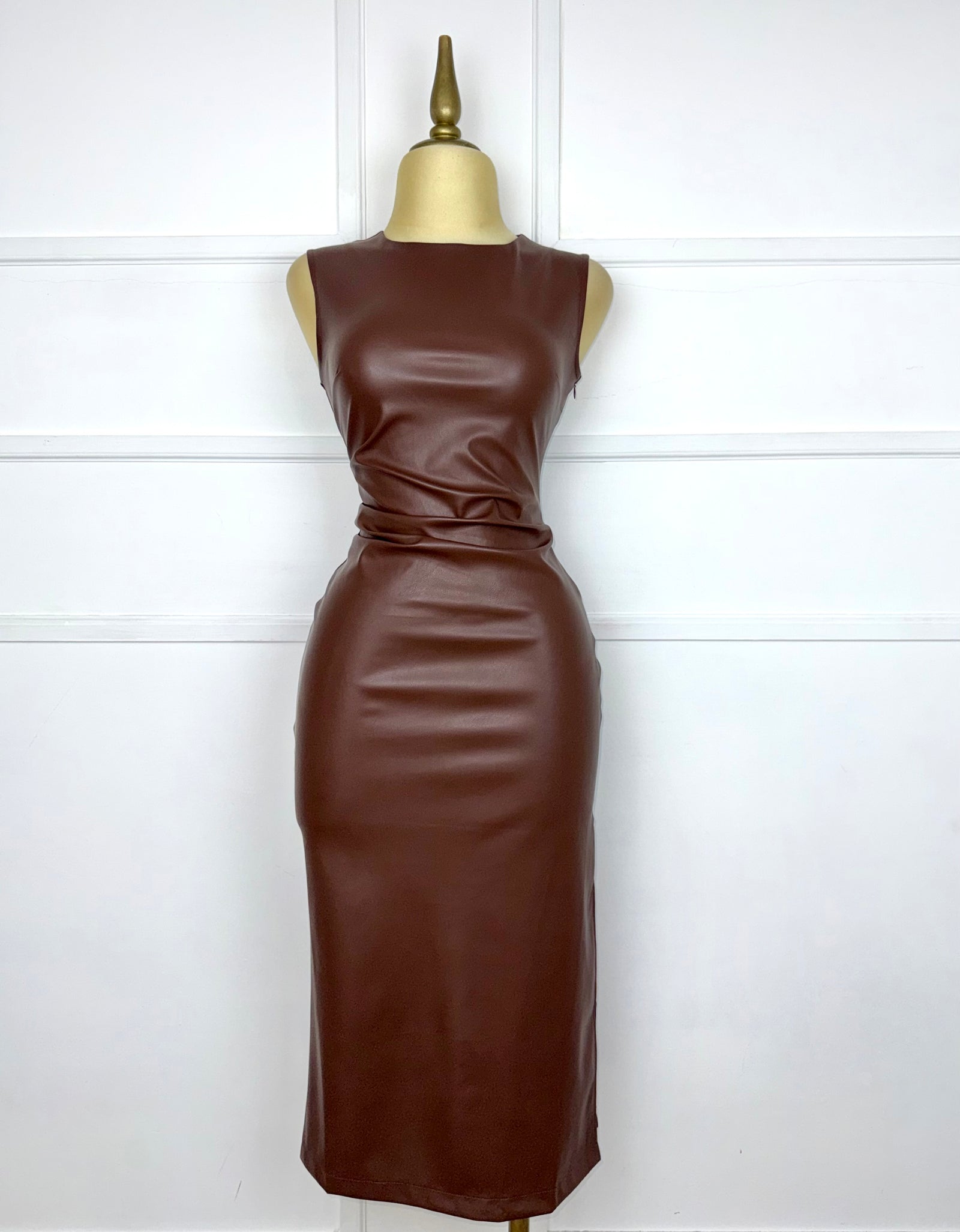 Vestido vinipiel café con drapeado