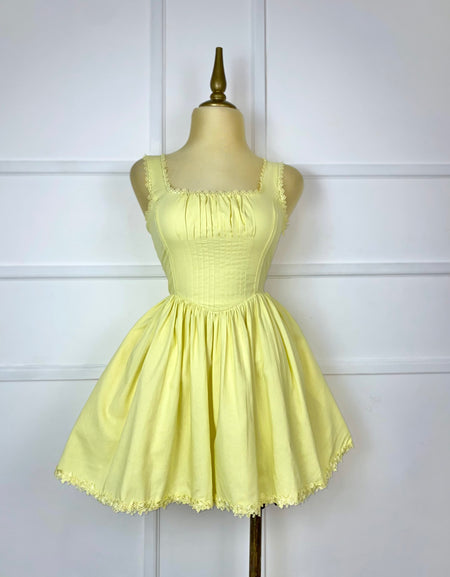 Vestido corto amarillo con cordones