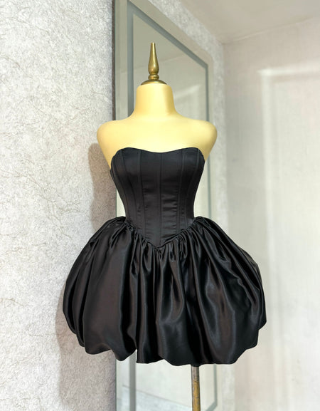 Vestido negro strapless bombacho