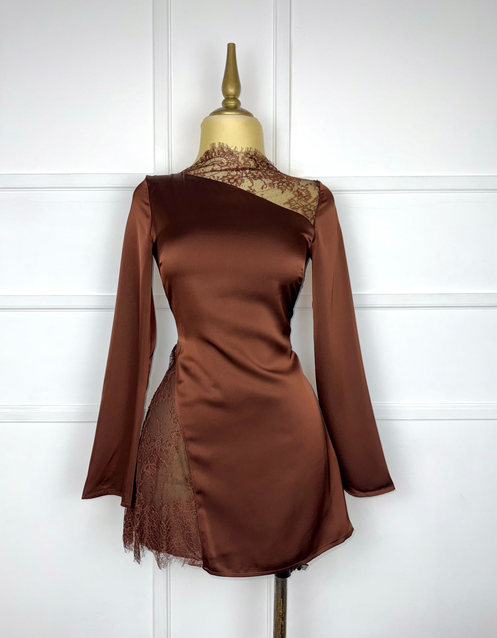 Vestido café satín con encaje