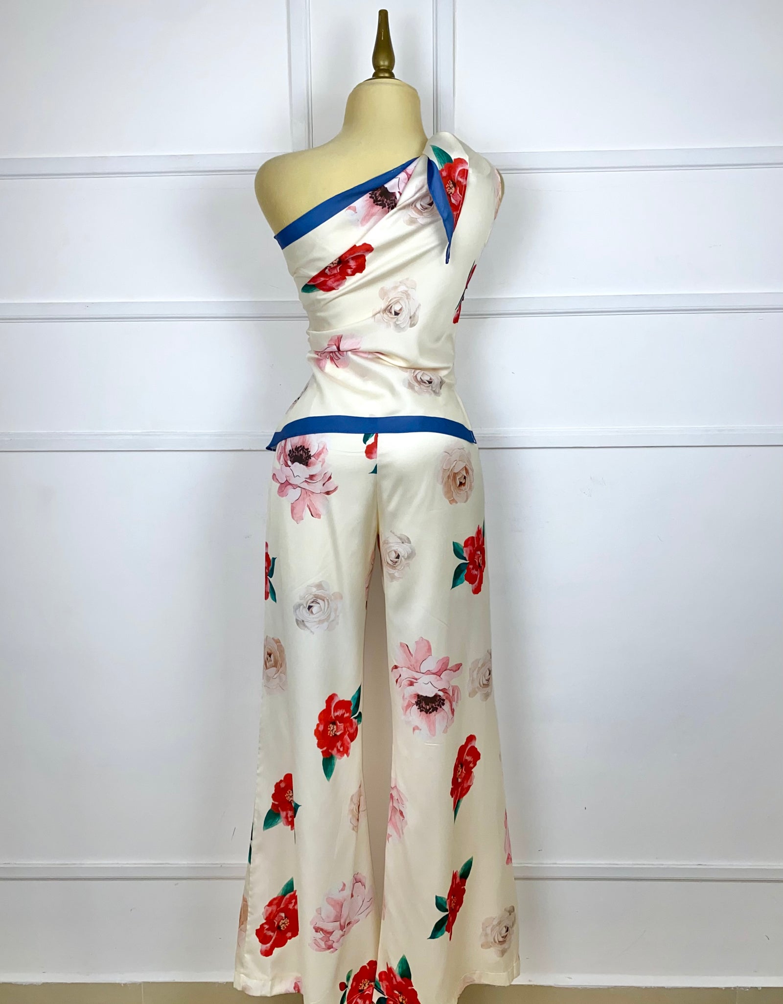 Set satín con flores