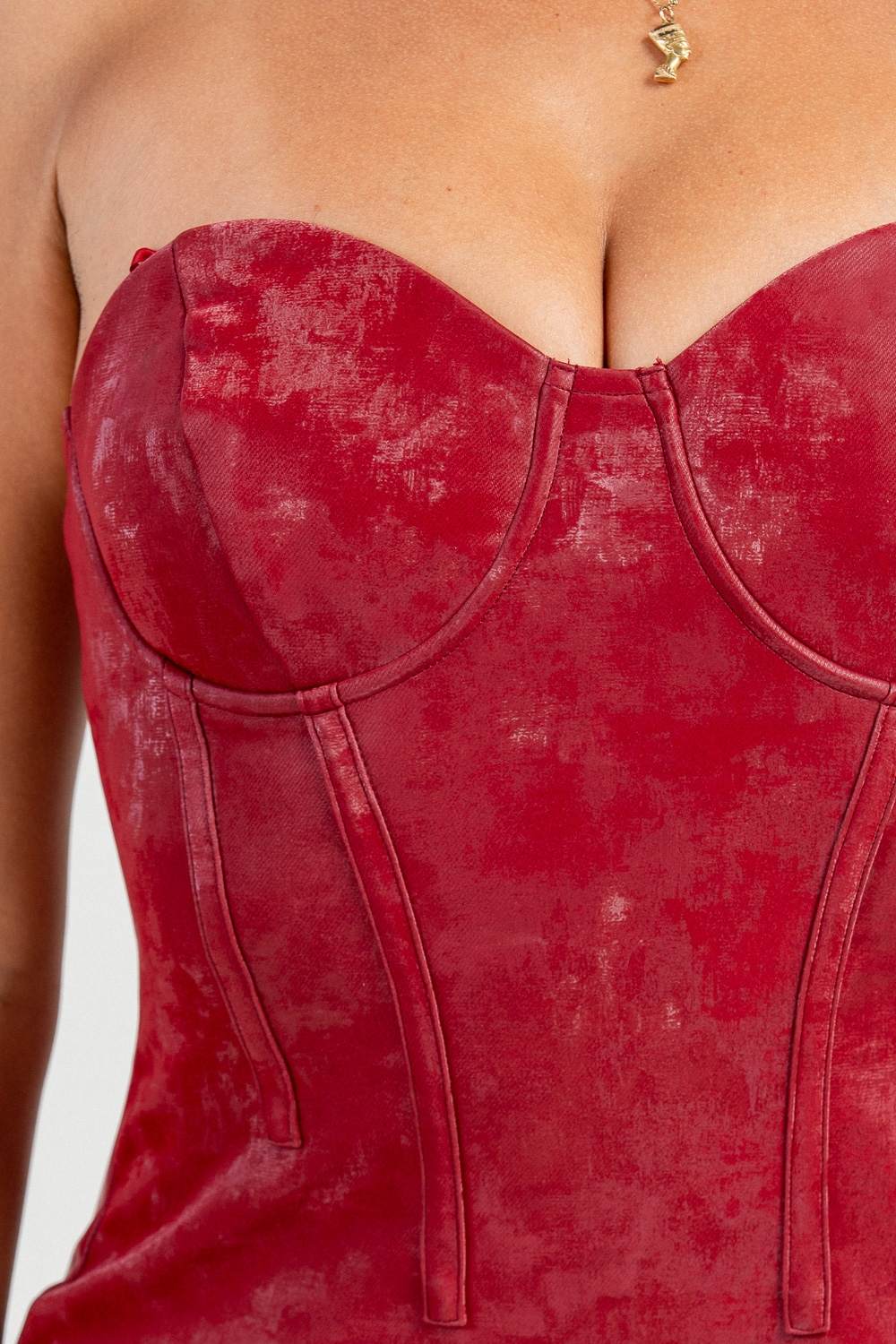 Vestido tinto strapless vinipiel