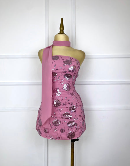 Vestido rosa corto con lentejuelas y listón