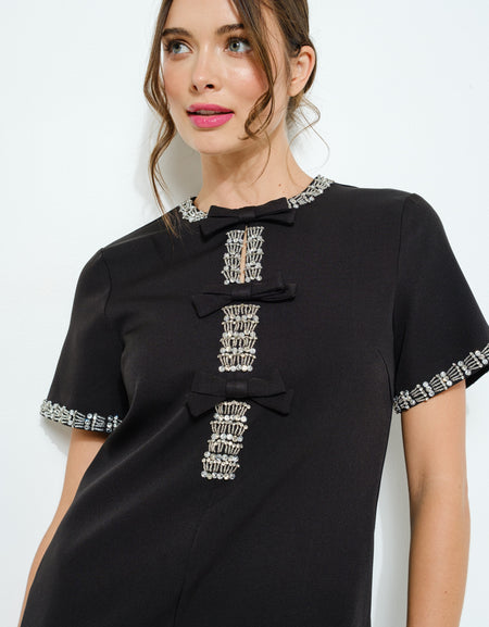 Vestido negro con pedrería y moños