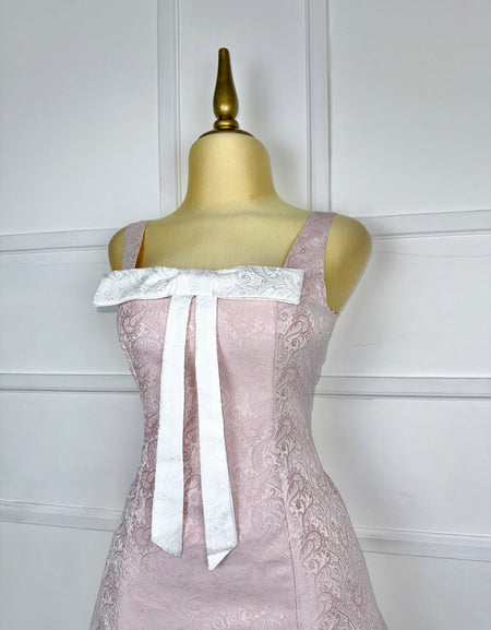 Vestido rosa brocado moño blanco